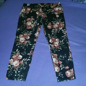 Crop Floral pants.